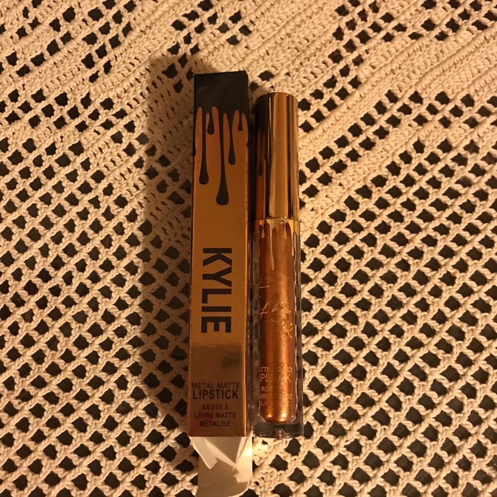 Kylie Lord Metalic lipstick